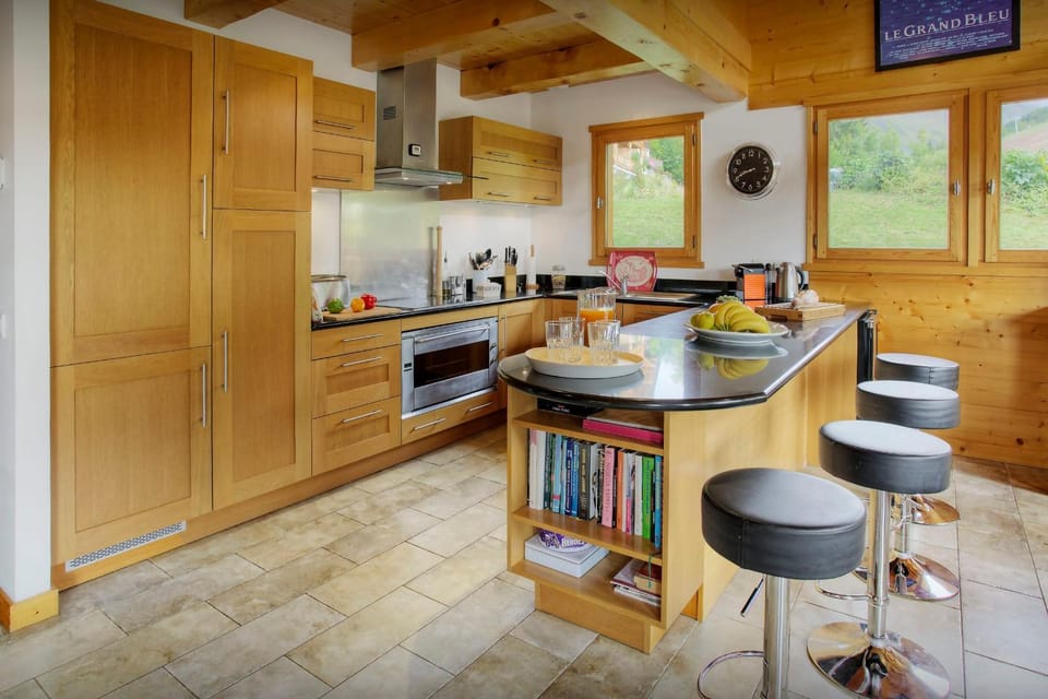 Kitchen or kitchenette, Seating area, Dining area, stove