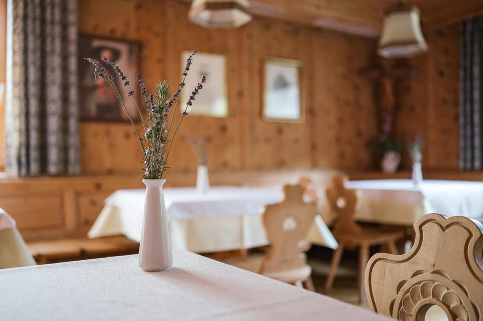 Restaurant/places to eat, Seating area