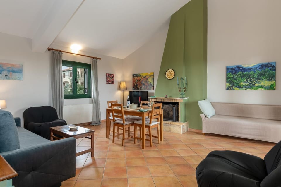 TV and multimedia, Living room, Seating area, Dining area