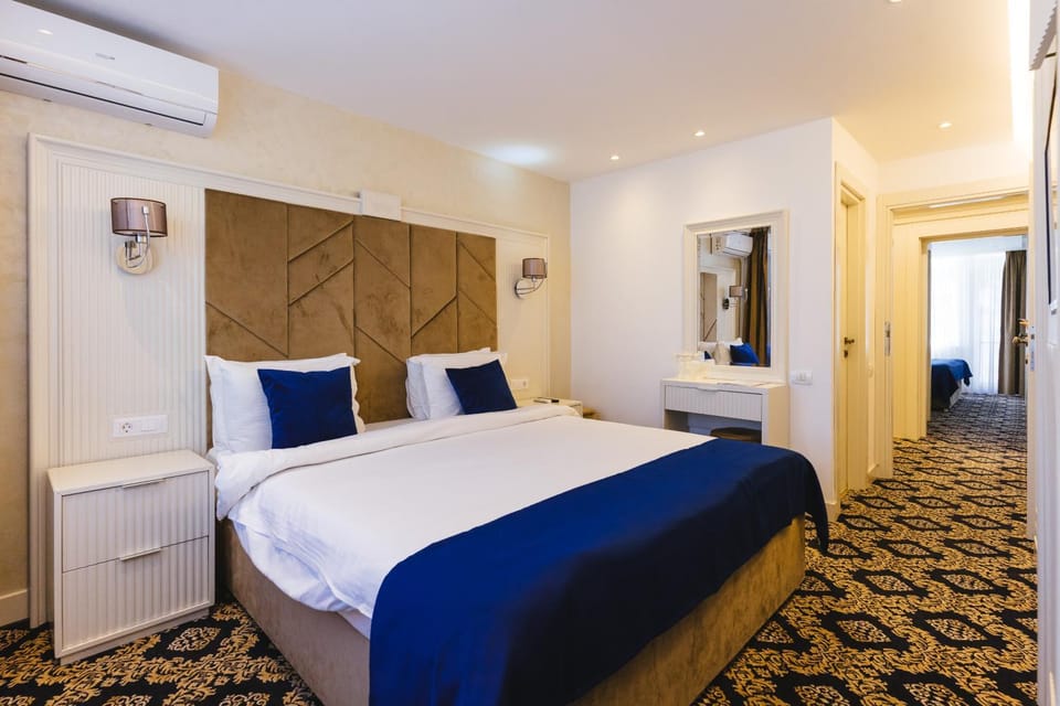 Photo of the whole room, air conditioner