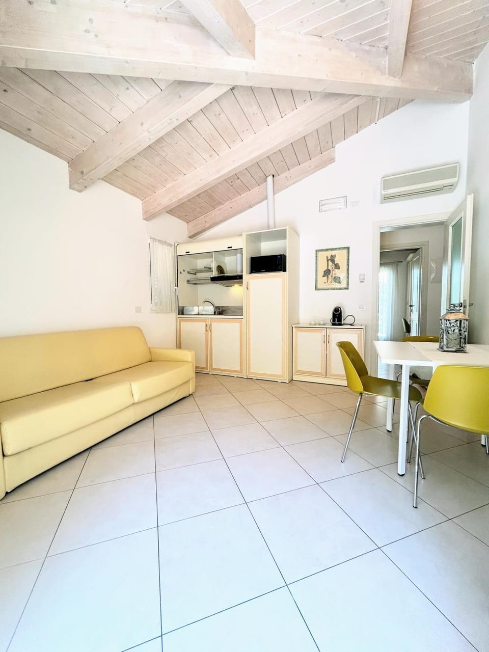 Kitchen or kitchenette, Living room, Seating area, Dining area, stove