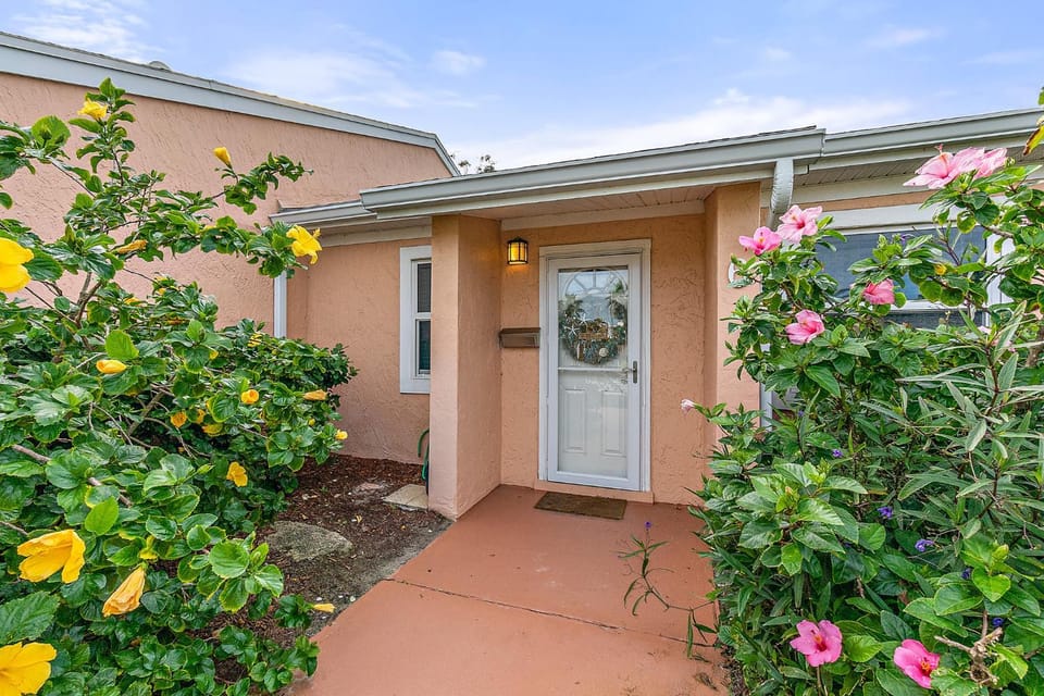 Island Oasis - 3br 2ba - steps to the ocean! House in Saint Augustine Beach