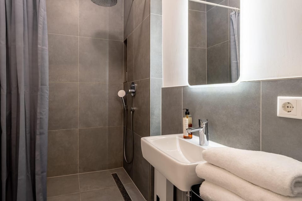 Shower, Bathroom, towels