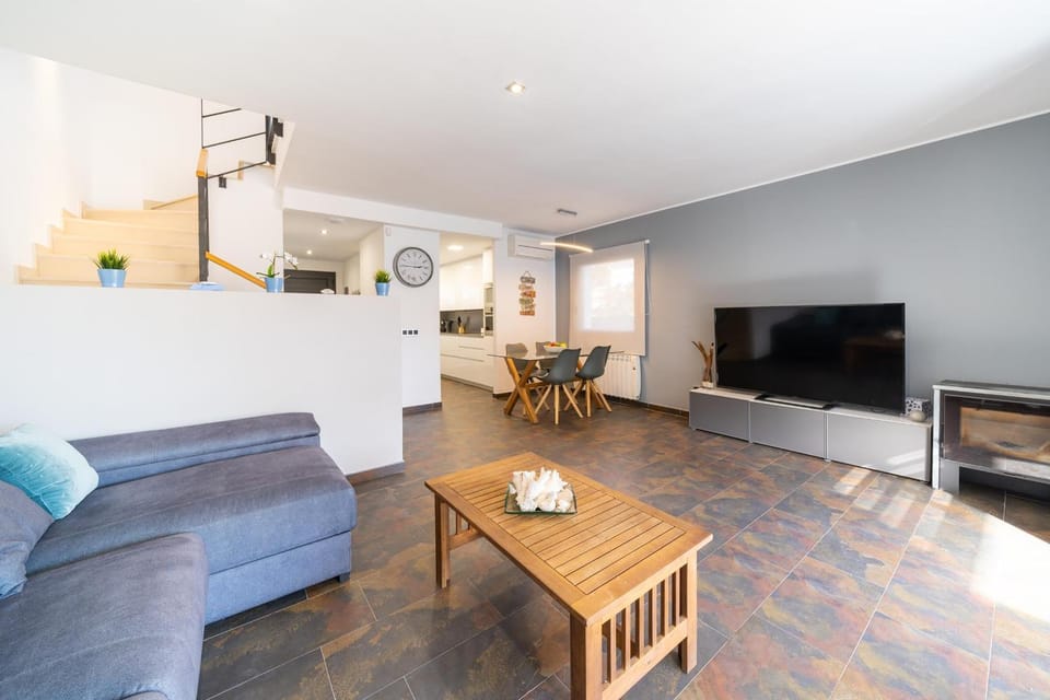 TV and multimedia, Living room, Dining area