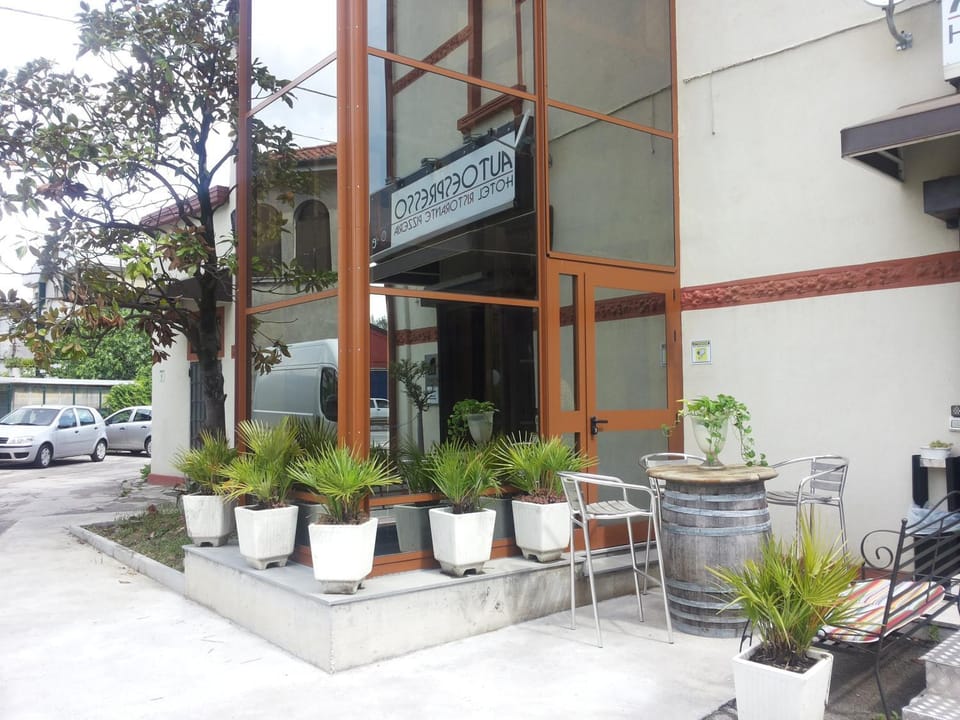 Property building, Facade/entrance, Day, Location, Parking