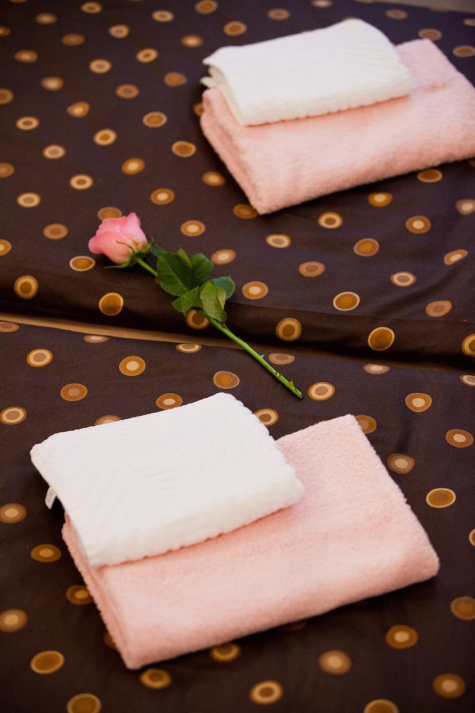 Photo of the whole room, Decorative detail, Bedroom, towels