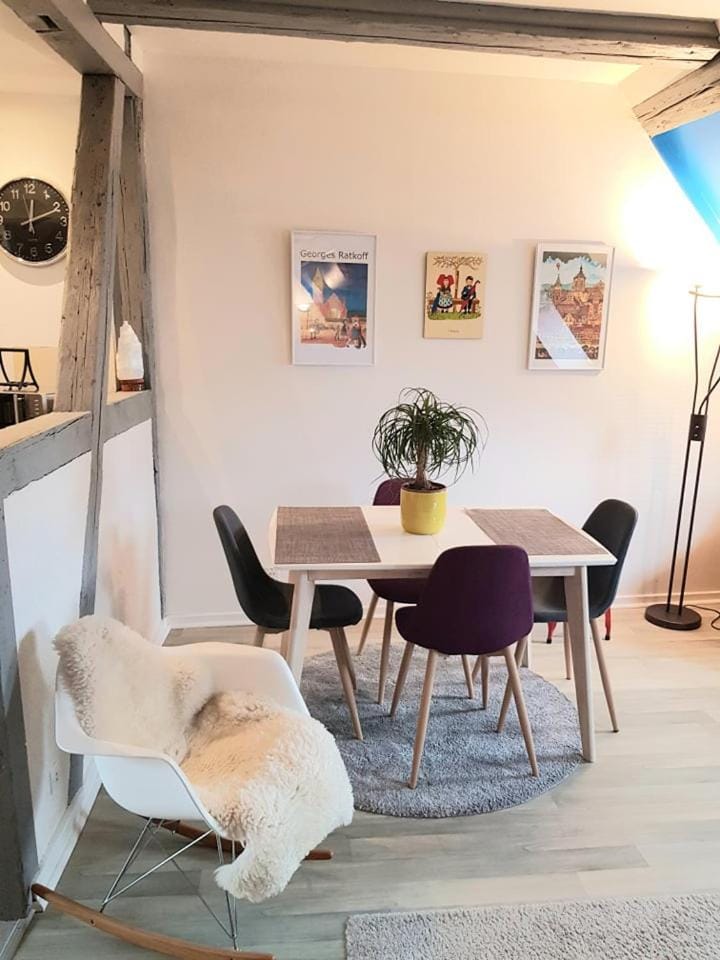Seating area, Dining area