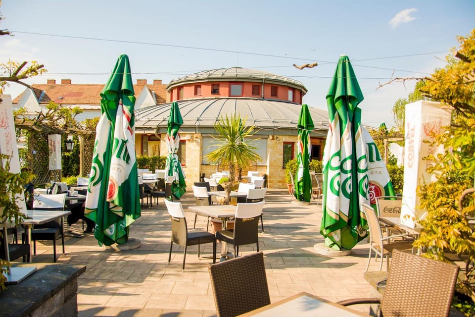 Restaurant/places to eat, BBQ facilities, Garden, Balcony/Terrace, Lounge or bar, Banquet/Function facilities, Continental breakfast, Lunch, Dinner, Alcoholic drinks, Non alcoholic drinks