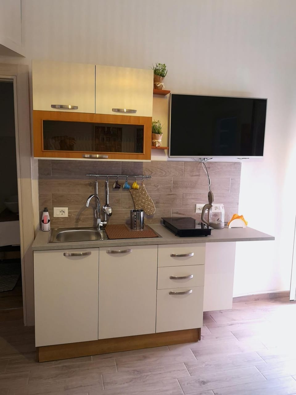 Kitchen or kitchenette