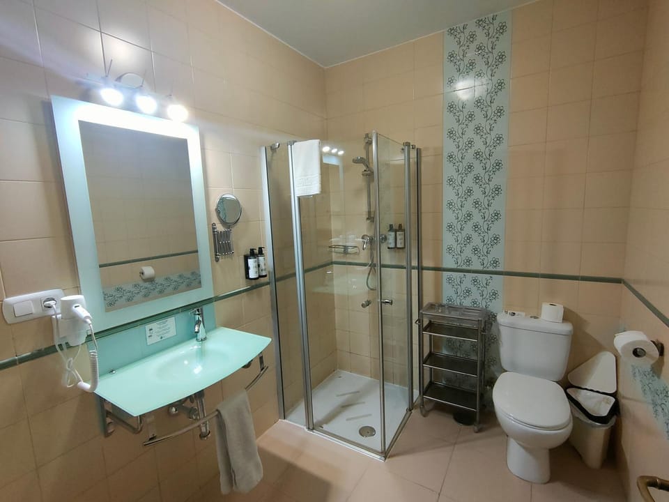 Shower, Toilet