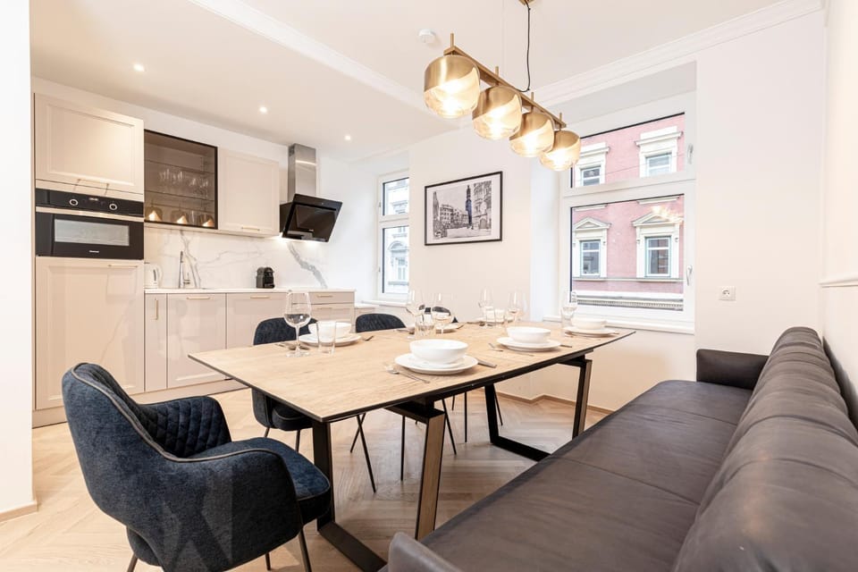 Seating area, Dining area