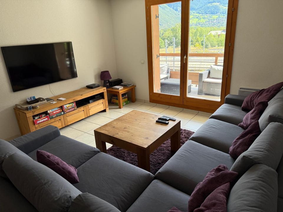 TV and multimedia, Living room, Seating area, Evening entertainment