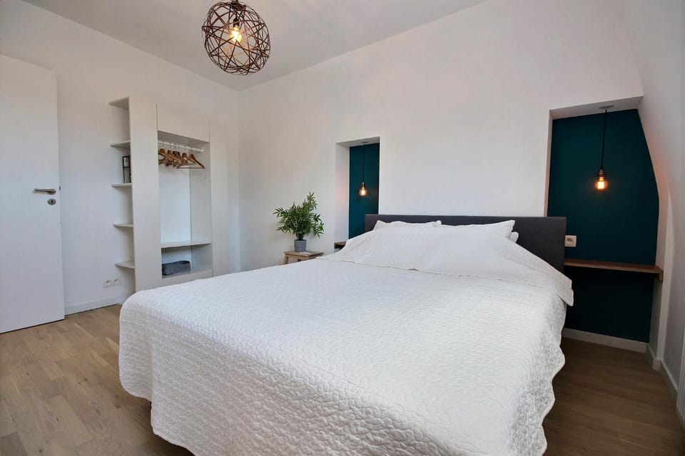 Photo of the whole room, Bedroom