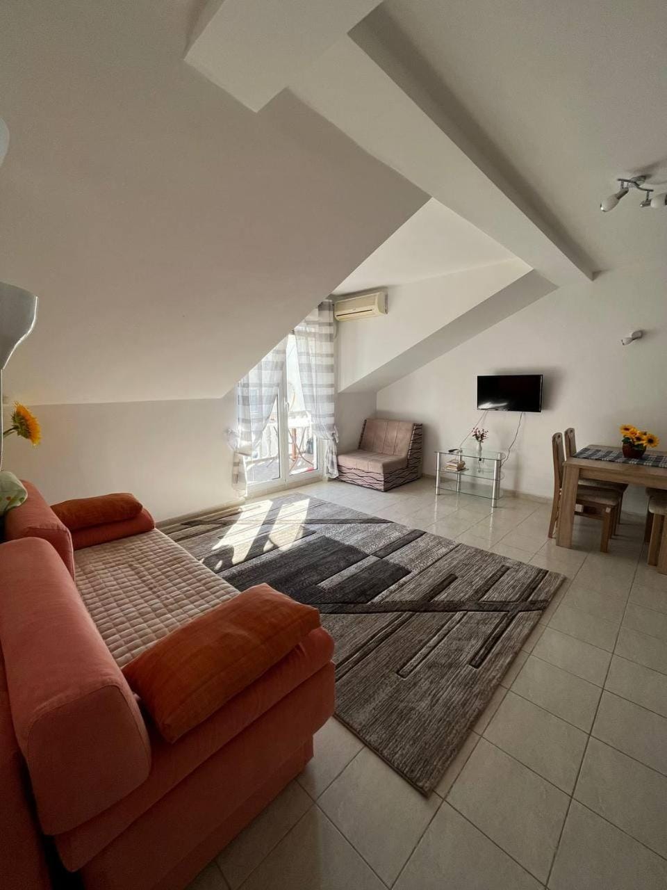 Living room, Photo of the whole room