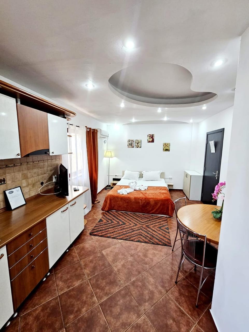 Bed, Dining area, kitchen
