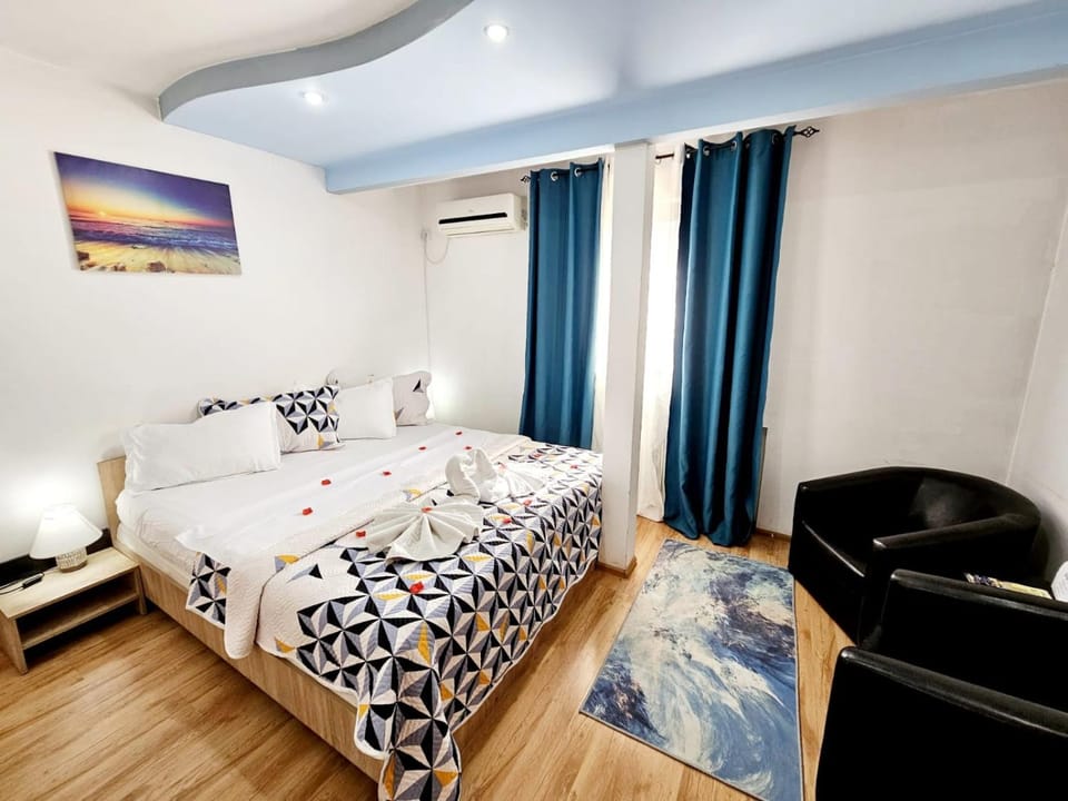 Bed, Seating area, Bedroom