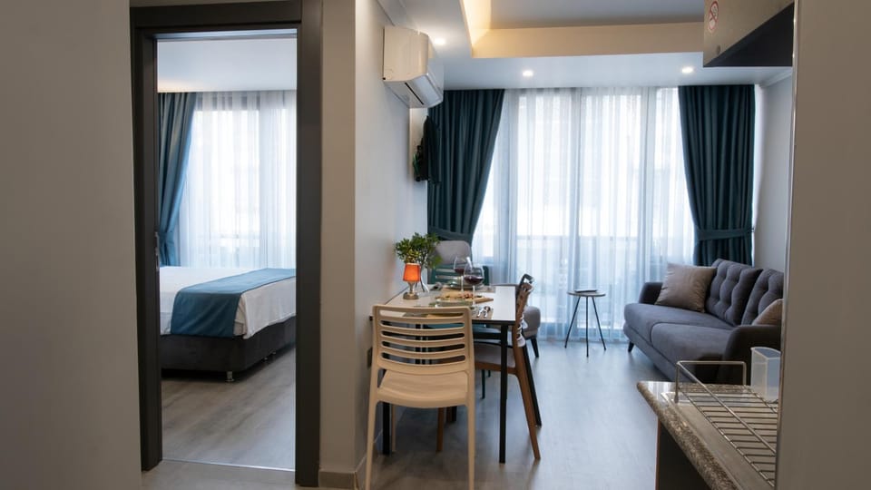 Kitchen or kitchenette, Living room, Seating area, Dining area