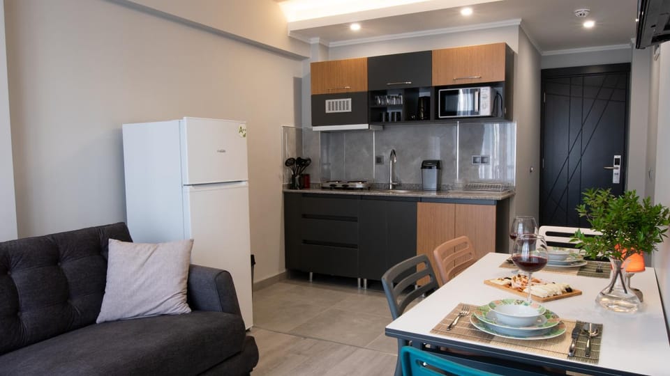 Kitchen or kitchenette, Living room, Seating area, Dining area