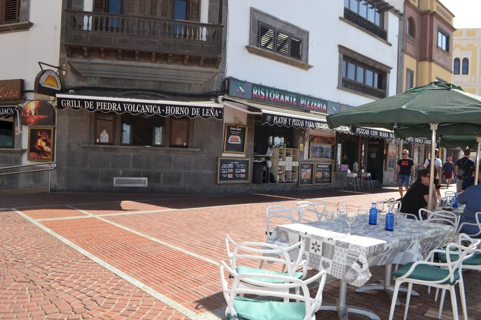 Restaurant/places to eat, Street view