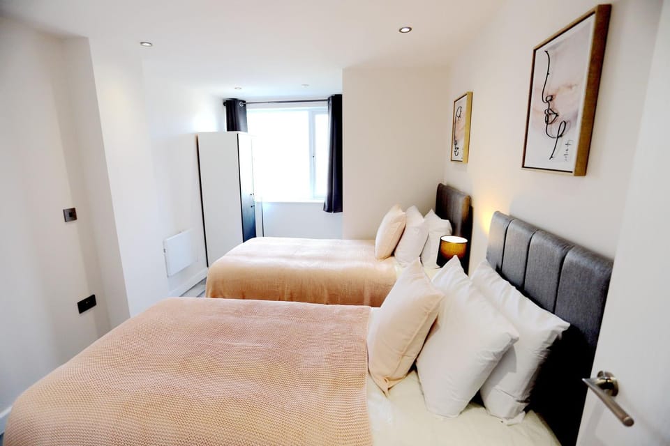 Staff, Spring, Bed, Day, Night, People, Winter, Summer, Photo of the whole room, Decorative detail, Bedroom, Autumn, On site, Sunrise, Sunset, Family