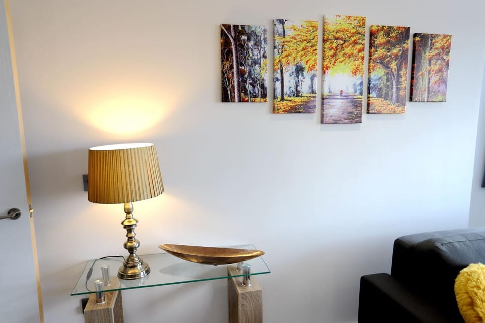 Staff, Spring, Day, Night, People, Winter, Summer, TV and multimedia, Living room, Decorative detail, Decorative detail, Seating area, Autumn, On site, Sunrise, Sunset, Family