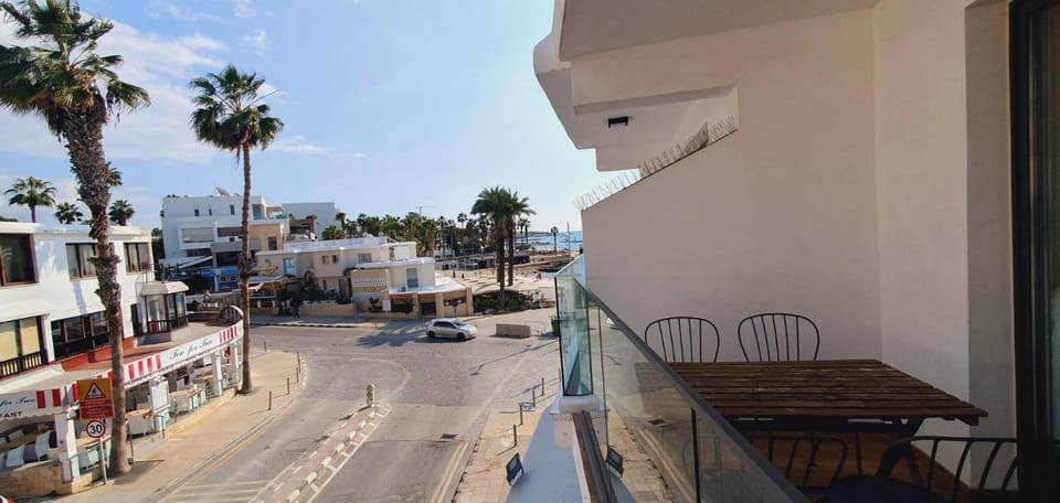 Property building, Neighbourhood, Balcony/Terrace, Sea view, Street view