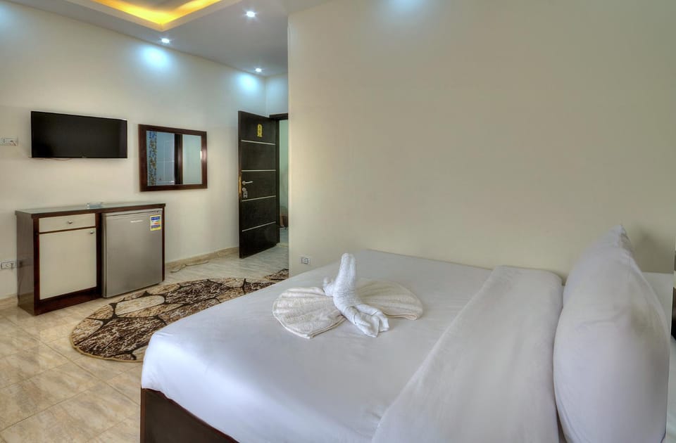 Bed, TV and multimedia, Photo of the whole room, Bedroom, minibar, towels