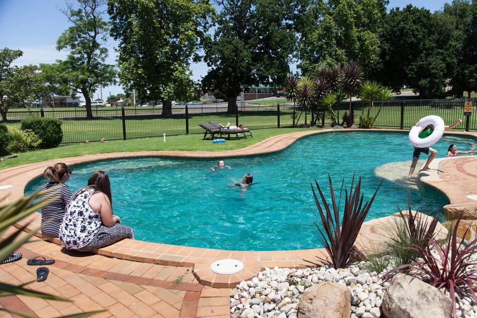 Day, Day, On site, Pool view, Swimming pool, group of guests