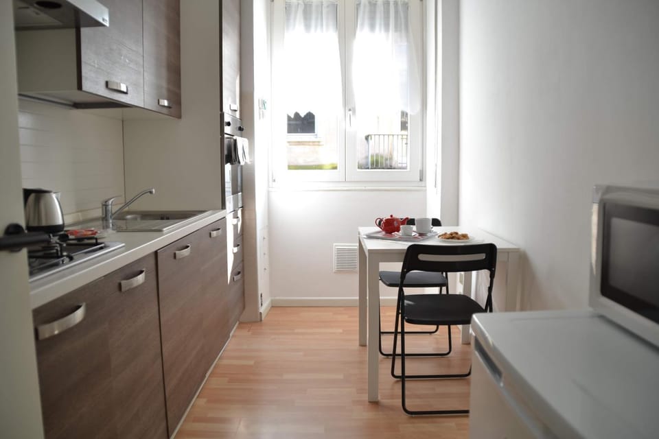 Coffee/tea facilities, Kitchen or kitchenette, Dining area, Communal kitchen
