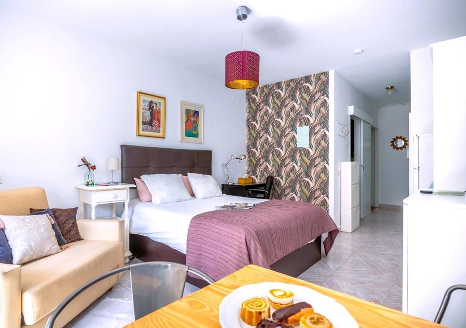 Bed, Living room, Photo of the whole room, Seating area, Dining area, Bedroom