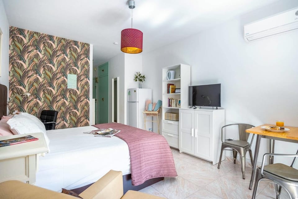 Bed, TV and multimedia, Living room, Photo of the whole room, Seating area, Dining area, oven, air conditioner
