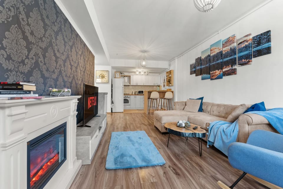TV and multimedia, Kitchen or kitchenette, Living room, Seating area, Dining area, oven, stove