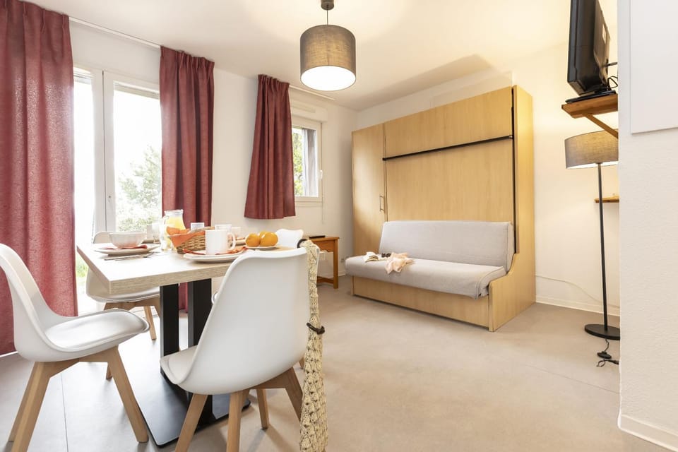 Bed, Dining area