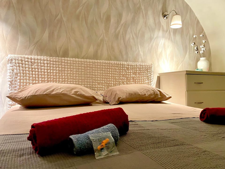 Bed, Photo of the whole room, Bedroom, towels