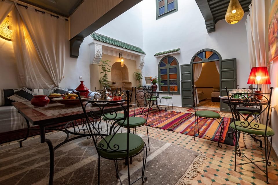 Restaurant/places to eat, Living room, Banquet/Function facilities, Seating area, Dining area