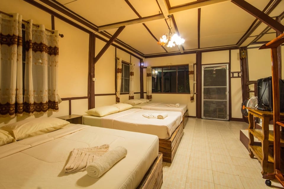 Bed, TV and multimedia, Bedroom