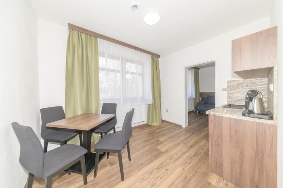 Kitchen or kitchenette, Living room, Seating area, Dining area