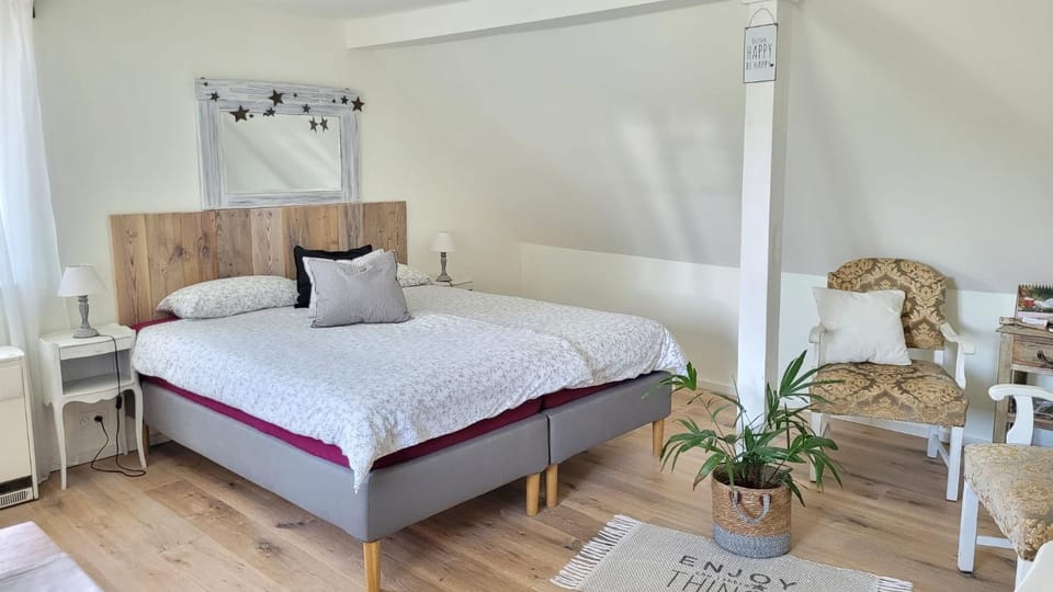 Bed, Photo of the whole room