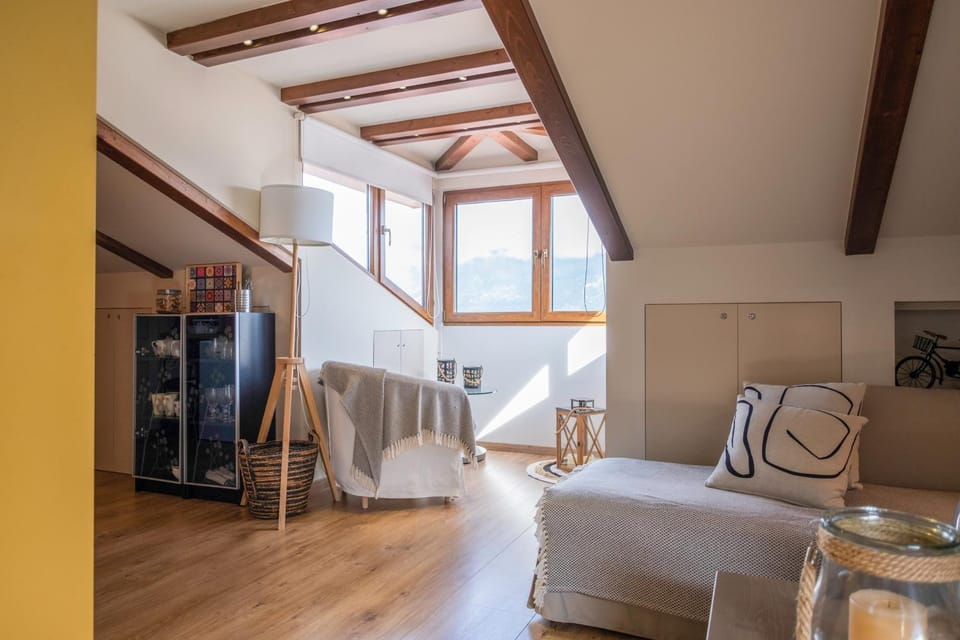 Living room, Lake view, Lake view, Mountain view, Mountain view