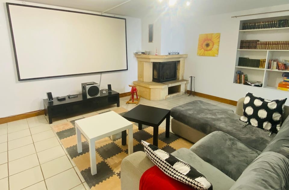 Library, TV and multimedia, Living room, Seating area, flat iron