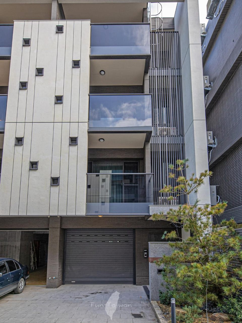 Facade/entrance
