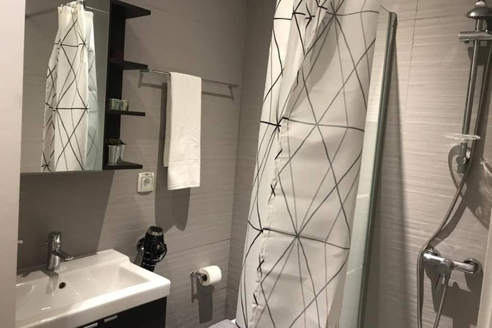 Shower, Bathroom, towels