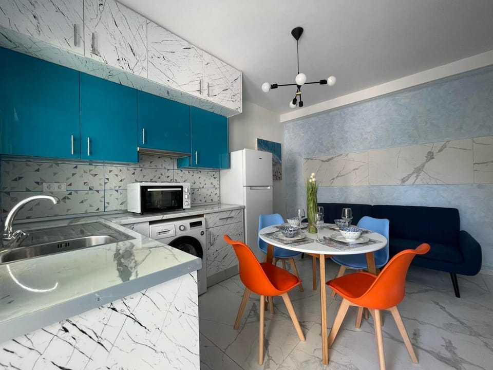 Kitchen or kitchenette, Dining area