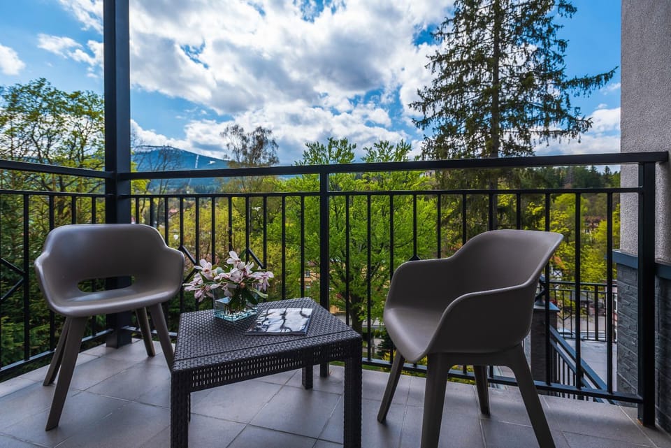 View (from property/room), Balcony/Terrace, City view, Garden view