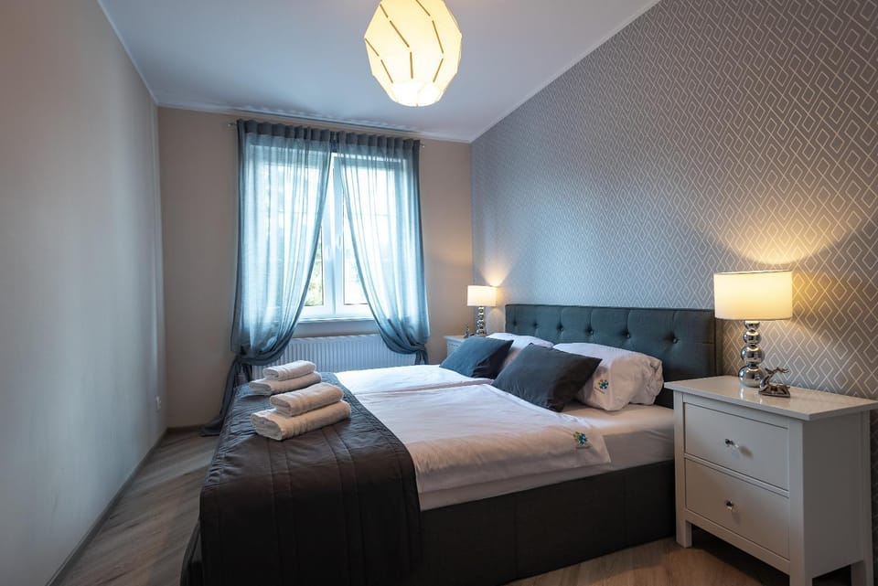 Bed, Bedroom, towels