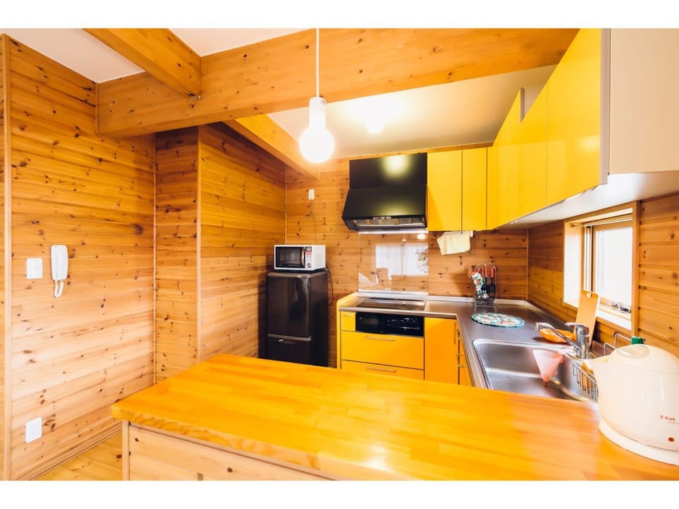 Kitchen or kitchenette, minibar, stove