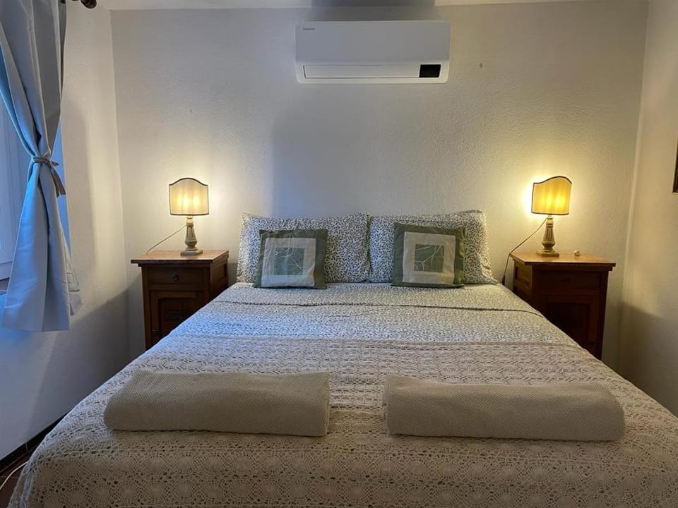 Bedroom, air conditioner