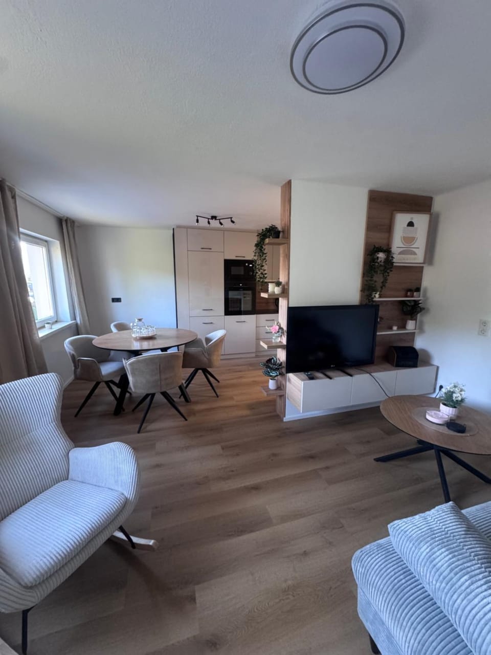 Communal lounge/ TV room, TV and multimedia, Kitchen or kitchenette, Living room, Seating area, Dining area, Evening entertainment