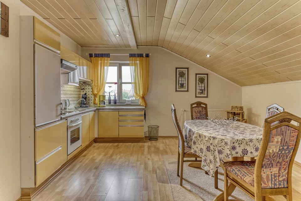 Kitchen or kitchenette, Seating area, Dining area