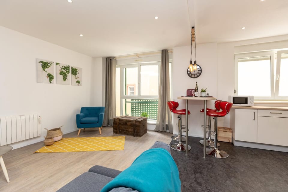 Living room, Seating area, Dining area, internet